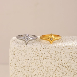 Vue détaillée de bagues en or 18 carats et argent avec motif étoile et zircone cubique
