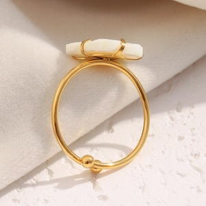Refinado anillo abierto de acero inoxidable bañado en oro 18K con flor de nácar blanca