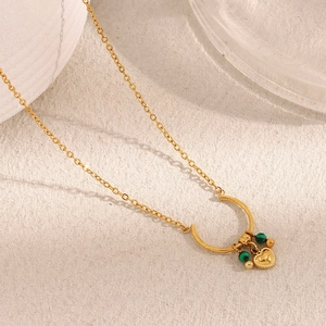 Collana chic in acciaio inossidabile placcato oro 18K con cuore e perline verdi