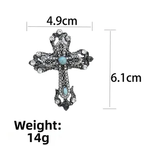 Vue détaillée de la broche croix vintage avec strass et dimensions 4,9 cm par 6,1 cm