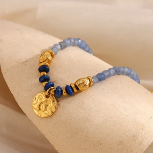 Bracelet vintage plaqué or 18K avec perles de lapis-lazuli et pendentif pièce