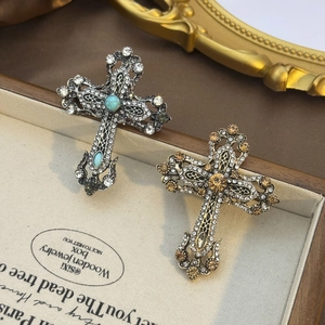 Broche croix gothique vintage avec strass et pierres précieuses sur fond en cuir