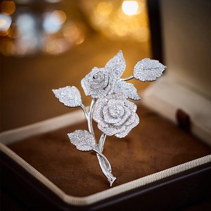 Elegante spilla a rosa d'argento con cristalli brillanti in scatola regalo di lusso