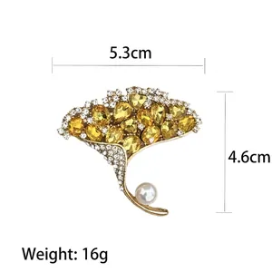 Eleganter Ginkgo-Blatt-Anstecker in Gold mit gelben Kristallen und Perlen, 5.3x4.6 cm