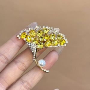 Elegante Ginkgo-Blatt-Brosche mit gelben Kristallen und weißer Perle auf Goldbasis