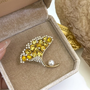 Detail der Ginkgo-Brosche mit gelben Edelsteinen, kleinen Diamanten und einer Perle