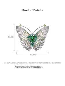 Vue détaillée de l'élégante broche papillon montrant les dimensions 4,6cm par 6,0cm en alliage