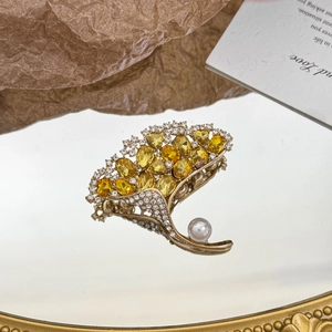 Eleganter Ginkgo-Blatt-Brosche mit gelben Kristallen und weißer Perle auf Goldbasis