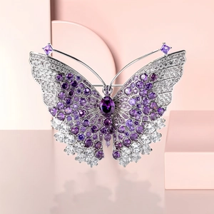 Vue détaillée d'une broche papillon de luxe avec cristaux violets et ailes pavées