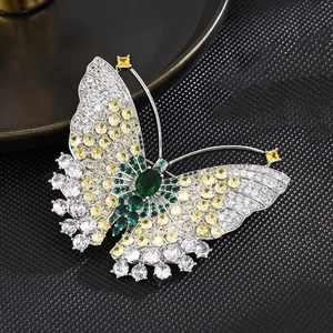 Vue détaillée de la broche papillon de luxe sertie de zircons verts, jaunes et blancs