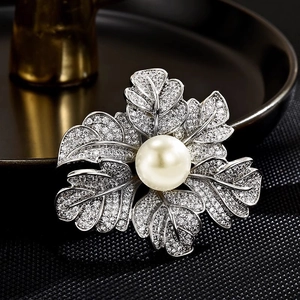 Élégante broche rose avec pétales en zircone et une perle centrale brillante