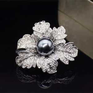 Élégante broche fleur de rose avec perle gris foncé et cristaux pavés sur ton argent