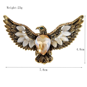 Broche aigle vintage en or antique avec gemme champagne et ailes déployées