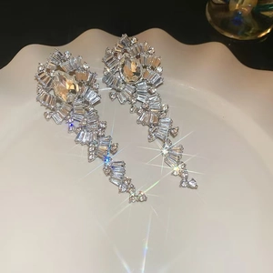 Détails macro de boucles d'oreilles à franges françaises avec pétales en cristal étincelant