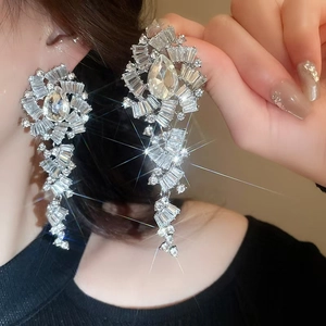 Boucles d'oreilles élégantes à franges de luxe français avec pétales de cristal brillants