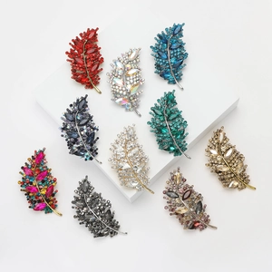 Elegant Alloy Rhinestone Leaf Brooch For Women Fashion Sparkling Crystal Plant Pin Accessory For Scarf Suit Clothing Jewelry Gift