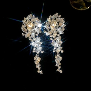 Boucles d'oreilles pendantes à pampilles argentées avec pétales en cristal étincelants