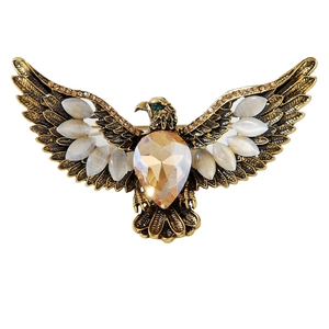 Vue détaillée d'une broche aigle vintage avec cristal ambre et pierres marquises