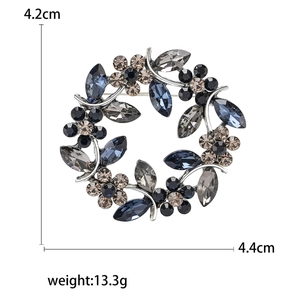 Détail montrant les dimensions de la broche couronne en cristal de 4,2 cm sur 4,4 cm