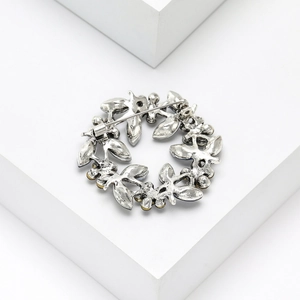 Détail de la broche couronne florale argentée vintage avec fermoir à épingle et alliage