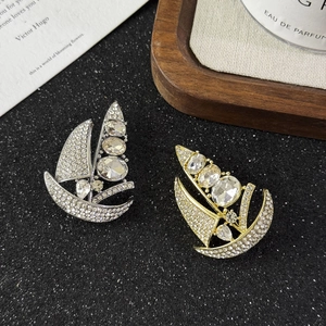 Fashion High-End Sailboat Brooch Alloy Rhinestone Inlaid Corsage Simple Geometric Anti-Exposure Pin For Women Jewelry Gift