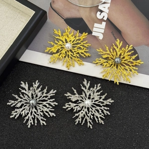 Elegant vintage snowflake brooches with pearls in gold and silver for women