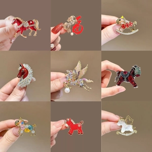Elegant Horse Brooch For Women Alloy Rhinestone Enamel Pegasus Unicorn Pin Gold Silver Animal Brooch Pin Jewelry Gift