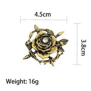 Broche rose dorée vintage avec crâne et épée, dimensions 4,5cm par 3,8cm