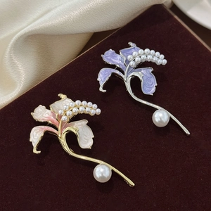 Elegante Spilla a Forma di Giglio in Smalto Con Perla Artificial Sintetica Lega Placcata Oro Argento Pin Pianta per Donna Matrimonio Gioielli