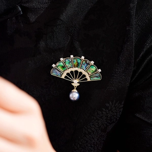 Broche éventail raffinée avec nacre et pendentif perle sur tissu en soie noire