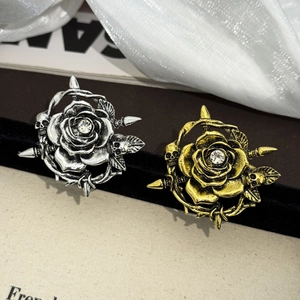 Broche rose tête de mort gothique avec cristaux en or et argent sur velours noir