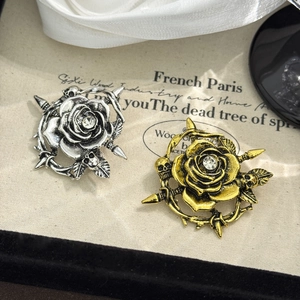 Broche rose gothique en alliage avec tête de mort et cristal en or et argent