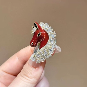 Elegant red horse head brooch with sparkling rhinestones and gold-plated metal finish