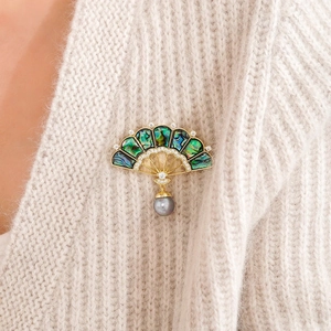Élégante broche en forme d'éventail dorée avec nacre d'abalone, cristaux et perle grise