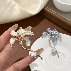 Spilla fiore di giglio elegante in smalto con perle su base dorata per moda donna