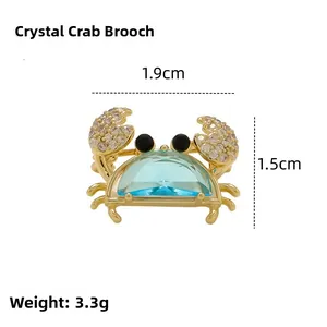 Détail broche crabe avec cristal bleu et strass blancs scintillants 1,5x1,9cm