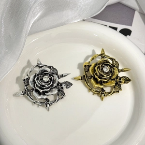 Broche rose gothique vintage avec crâne et strass en finitions argentée et dorée