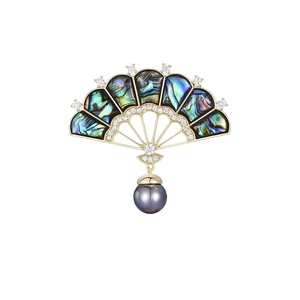 Exquise broche éventail avec incrustation de nacre et une perle grise pendante