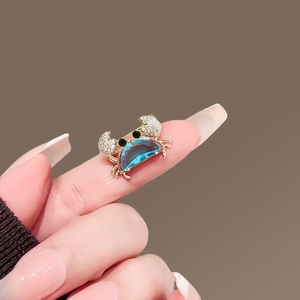 Broche crabe dorée exquise avec cristal bleu et pierres blanches pour l'été