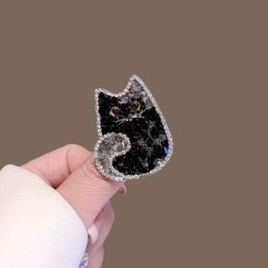 Broche chat noir élégante ornée de cristaux scintillants et de strass brillants
