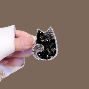 Broche chat noir élégante avec cristaux scintillants et design minimaliste