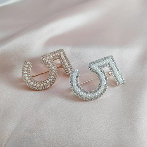 Elegante Broschen Nummer 5 mit Perlen und Kristallen in Gold und Silber-Optik