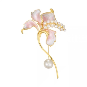 Elegante spilla a giglio dorato con petali in smalto rosa e dettagli in perle
