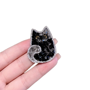 Broche chat noir élégante ornée de cristaux gris et de strass scintillants pour femme