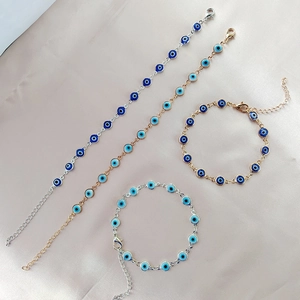 Set di braccialetti Malocchio con perline blu e chiusura regolabile su sfondo satin