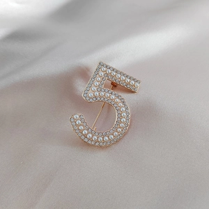 Eleganter goldener Broschen-Pin Nummer 5 mit Perlen und Kristallen für Damen