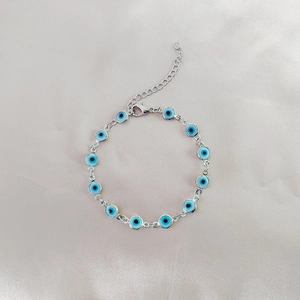Dettaglio macro del bracciale Evil Eye in argento con dodici ciondoli in smalto blu