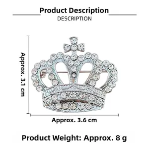 Détail montrant la hauteur de 3,1 cm et la largeur de 3,6 cm de la broche couronne strass
