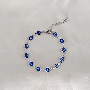 Dettaglio del bracciale occhio greco con ciondoli in smalto blu e catena regolabile