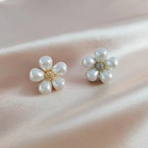 Exquisite Alloy Faux Artificial Pearl Flower Brooch For Women Elegant Rhinestone Bee Clover Pin Anti-exposure Buckle Jewelry Gift